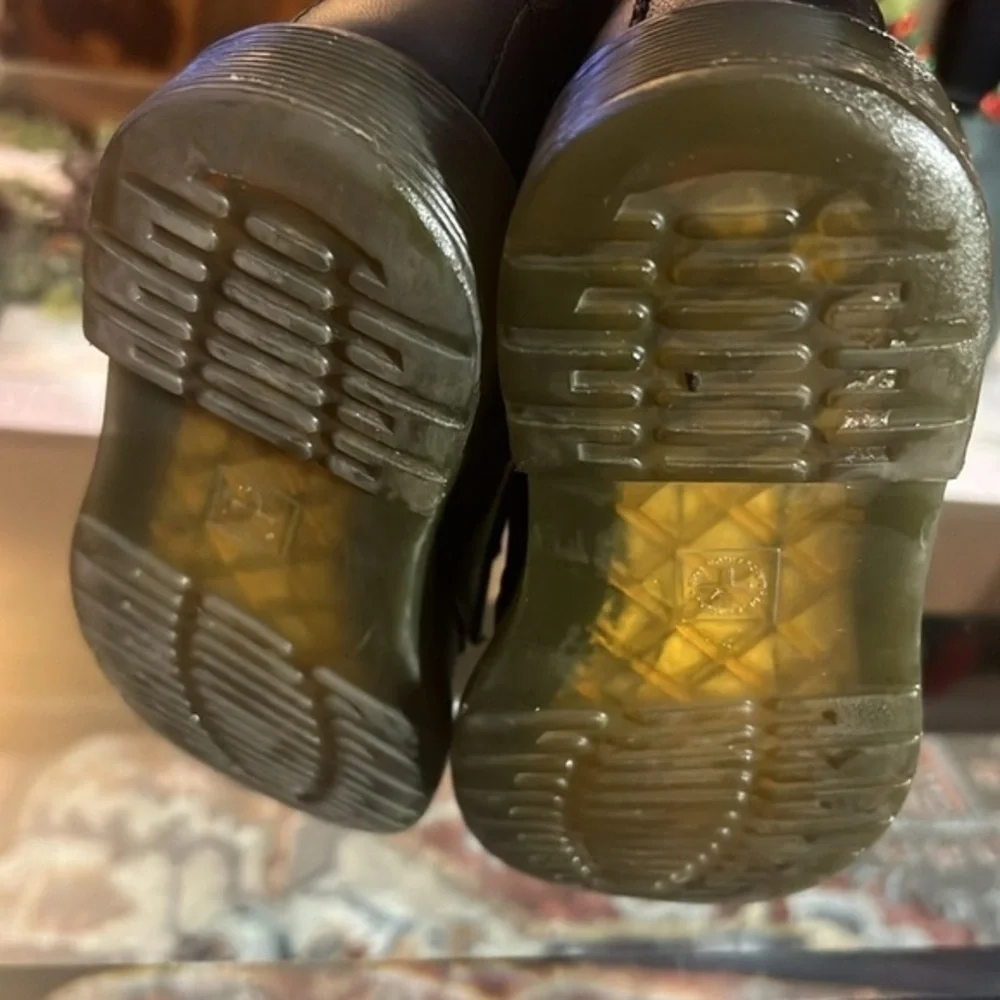 Dr. Martens size 2 children, used pre sanitized,ready to go 🖤